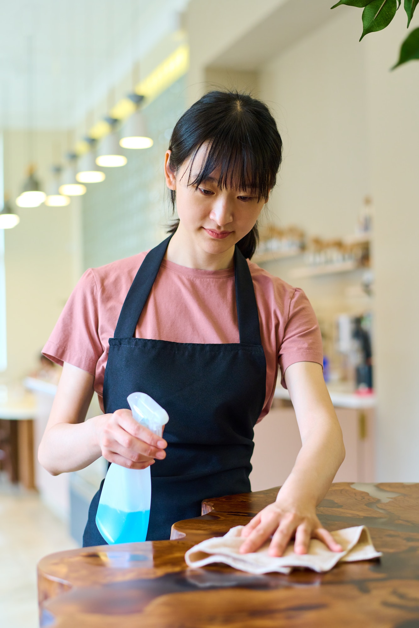 waitress-cleaning-table-after-guest.jpg